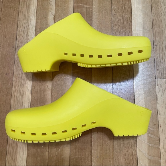 Calzuro BiHos Classic Rubber Autoclavable Clogs Without Holes Yellow - Picture 3 of 11